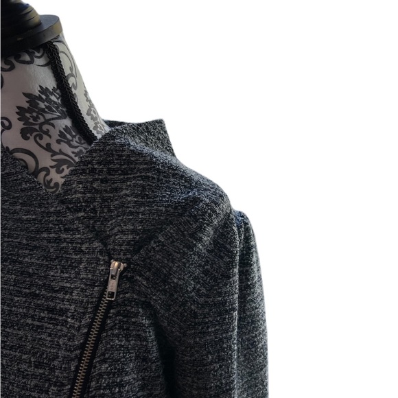 Pre-loved Banana Republic crop tweed jacket. Black and gray shimmery material. - Picture 6 of 14